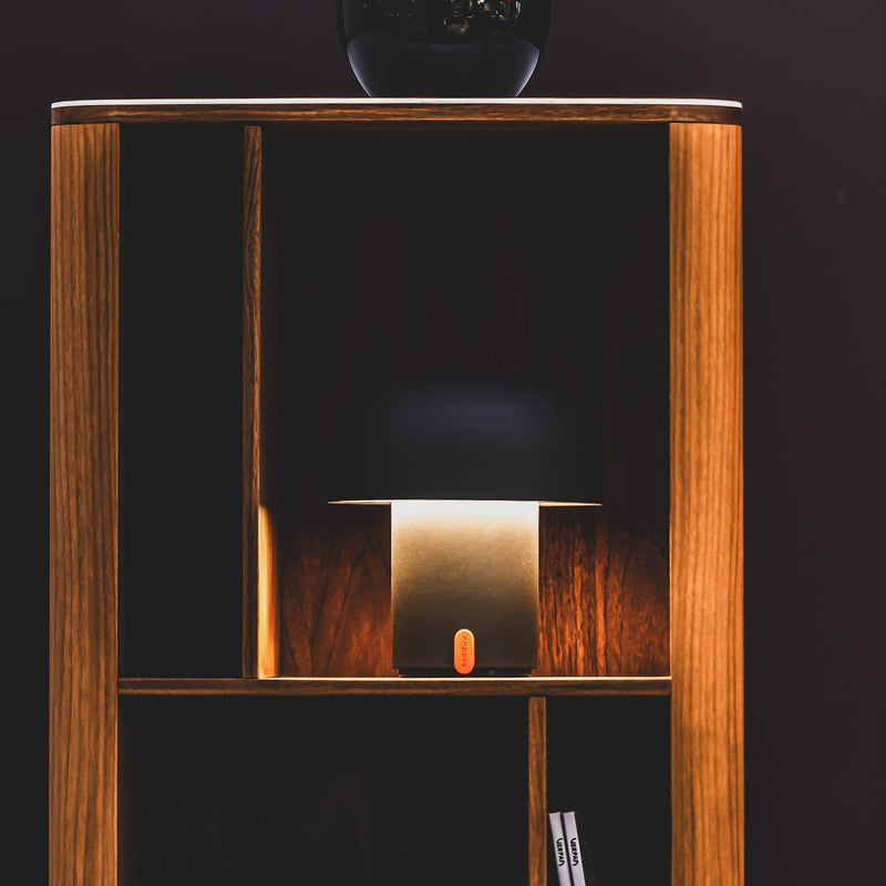 Kooduu Sensa: compact 21 cm LED lamp with 2700K warm light, rechargeable battery, and durable powder-coated steel.
