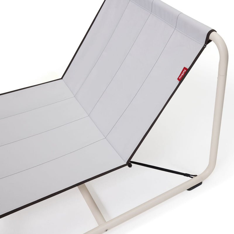 Easy-to-assemble lounge frame in light grey for a more defined seating position.