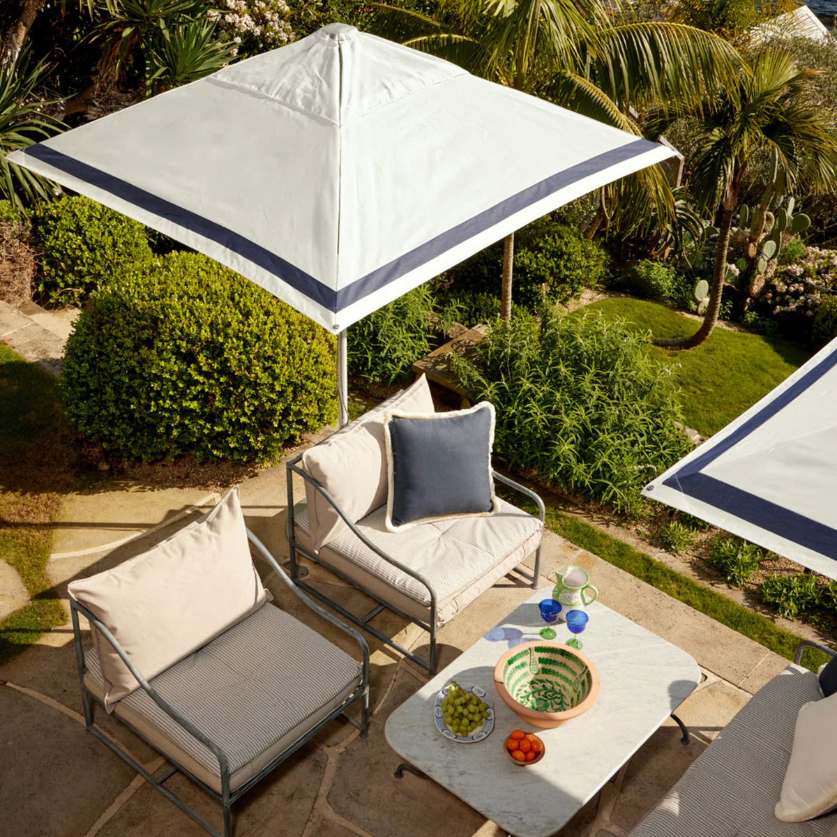 Regatta Patio Umbrella featuring a 200 cm square canopy, double pulley system, and UPF50+ UV-stable materials for lasting performance.