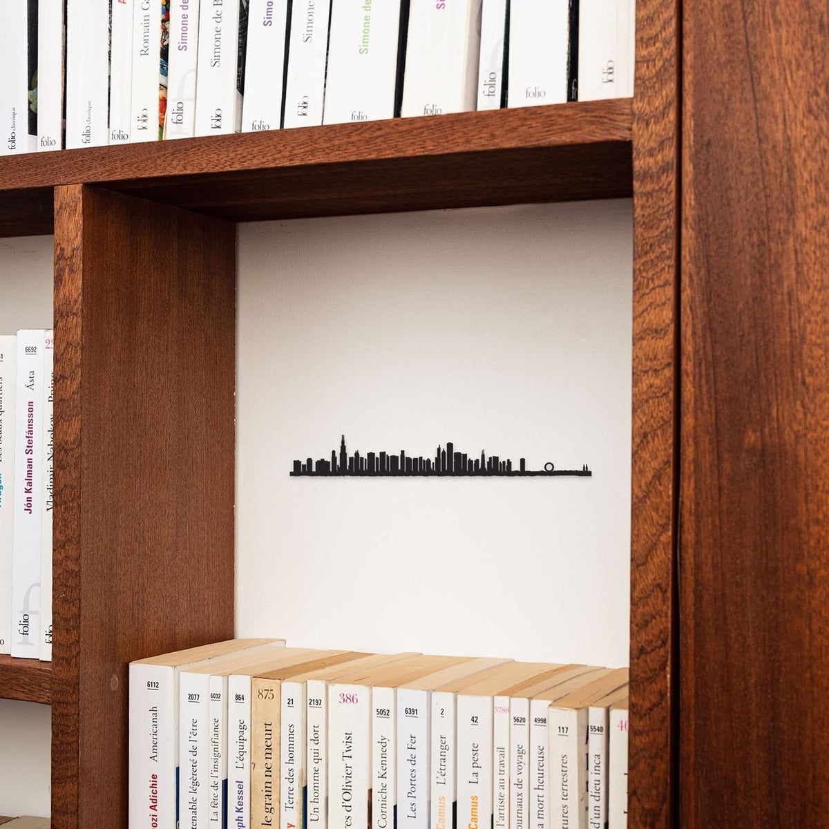 The Chicago Line: 50 cm silhouette capturing the iconic skyline with Willis Tower and Trump Tower in sleek design.