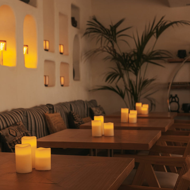 Warm white candle-effect glow with remote control and timer, in a balanced set of three heights.