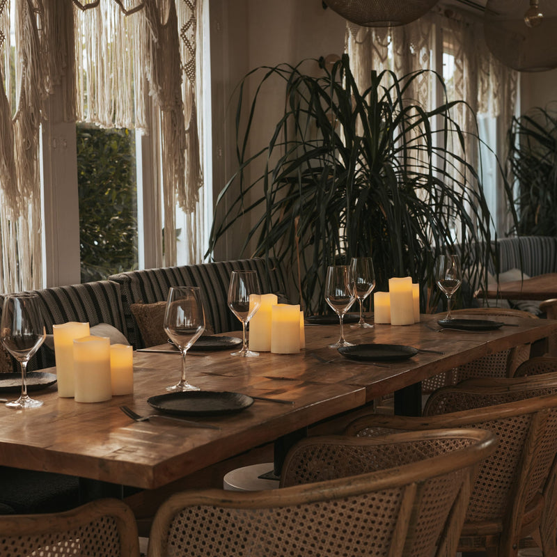 Natural wax LED candles with candle effect and simple remote control for effortless mood lighting.