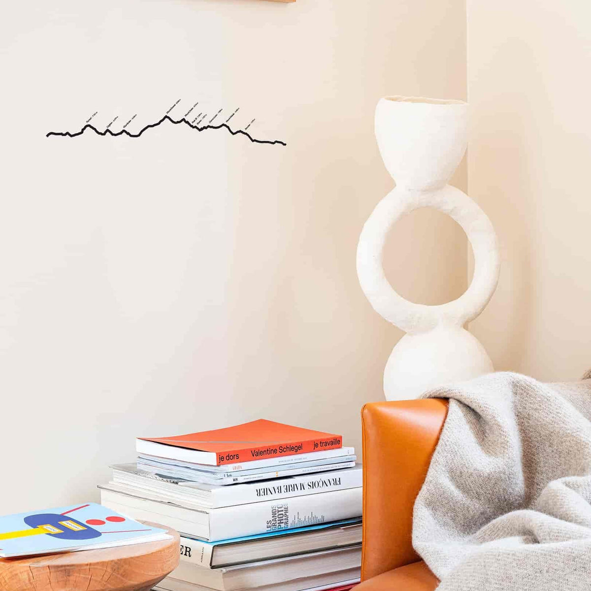 The Everest Line: 50 cm silhouette featuring Mount Everest, Mount Lhotse, and Mount Makalu in a sleek minimalist design.