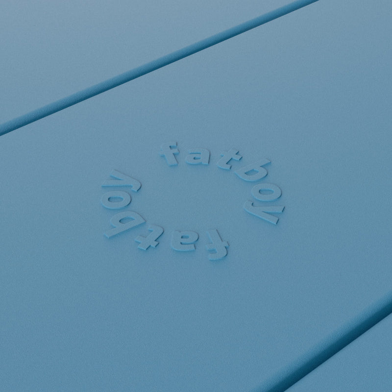 Close-up of Fred’s table by Fatboy in wave blue, showcasing its durable aluminum slats for a sleek and weather-resistant finish.