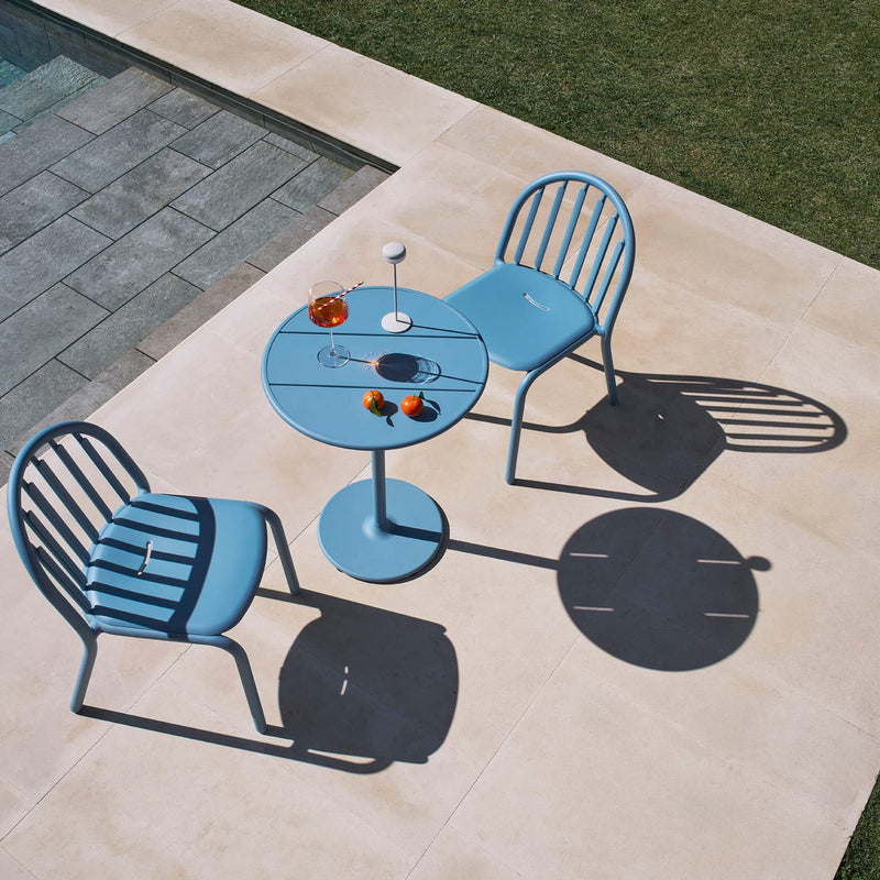 Compact Fred’s Bistreau table in an urban garden, showcasing its 60 cm diameter for tight outdoor spaces.