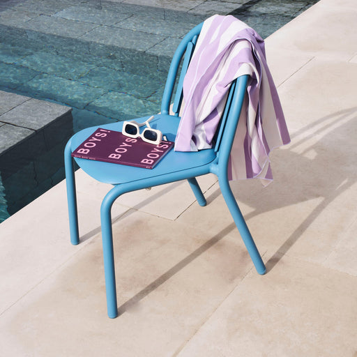 Fred’s Chair by Fatboy in a modern outdoor setting, showcasing its sleek aluminum design and weather-resistant features.