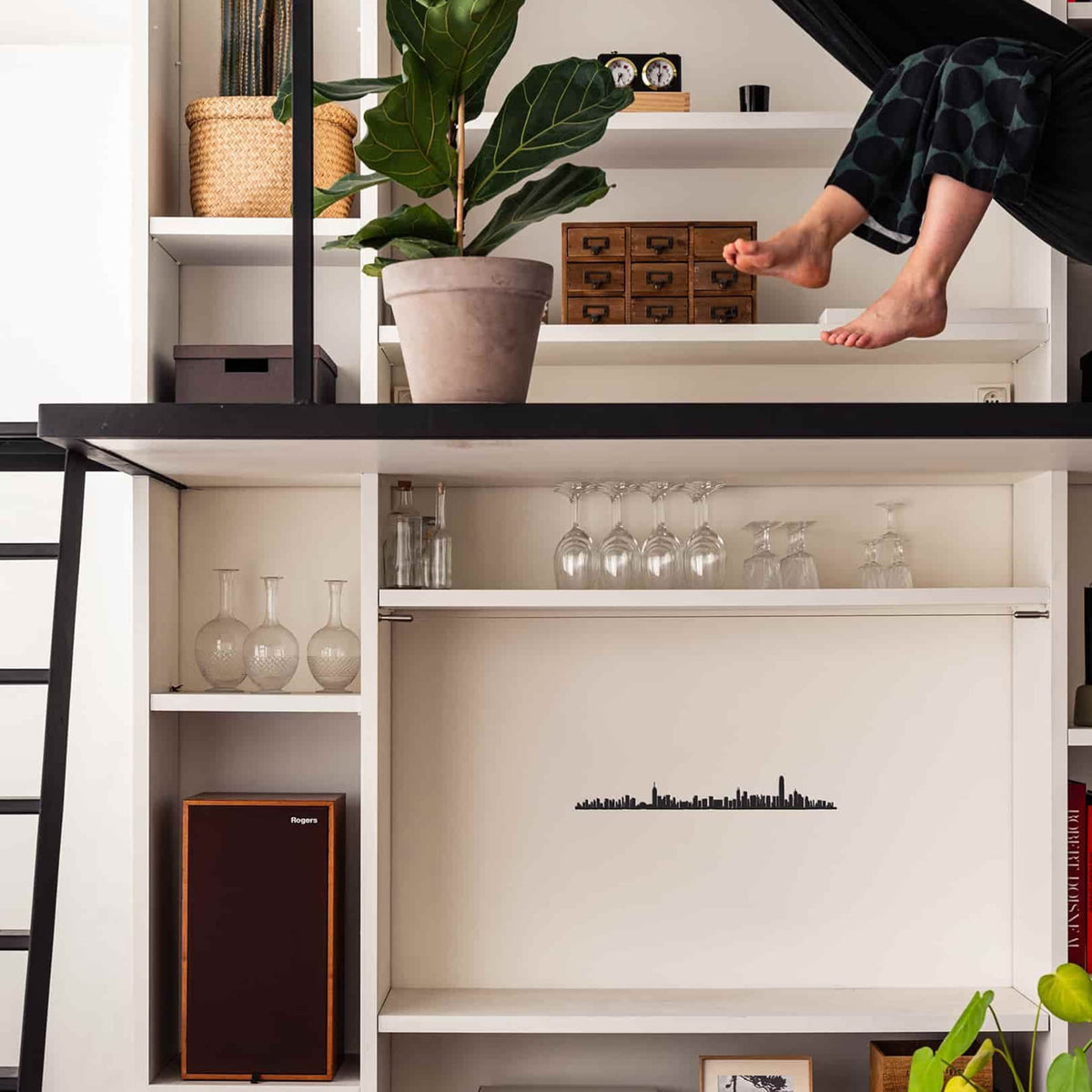 The Hong Kong Line: 50 cm silhouette capturing iconic landmarks like IFC Two and the Bank of China in sleek design.