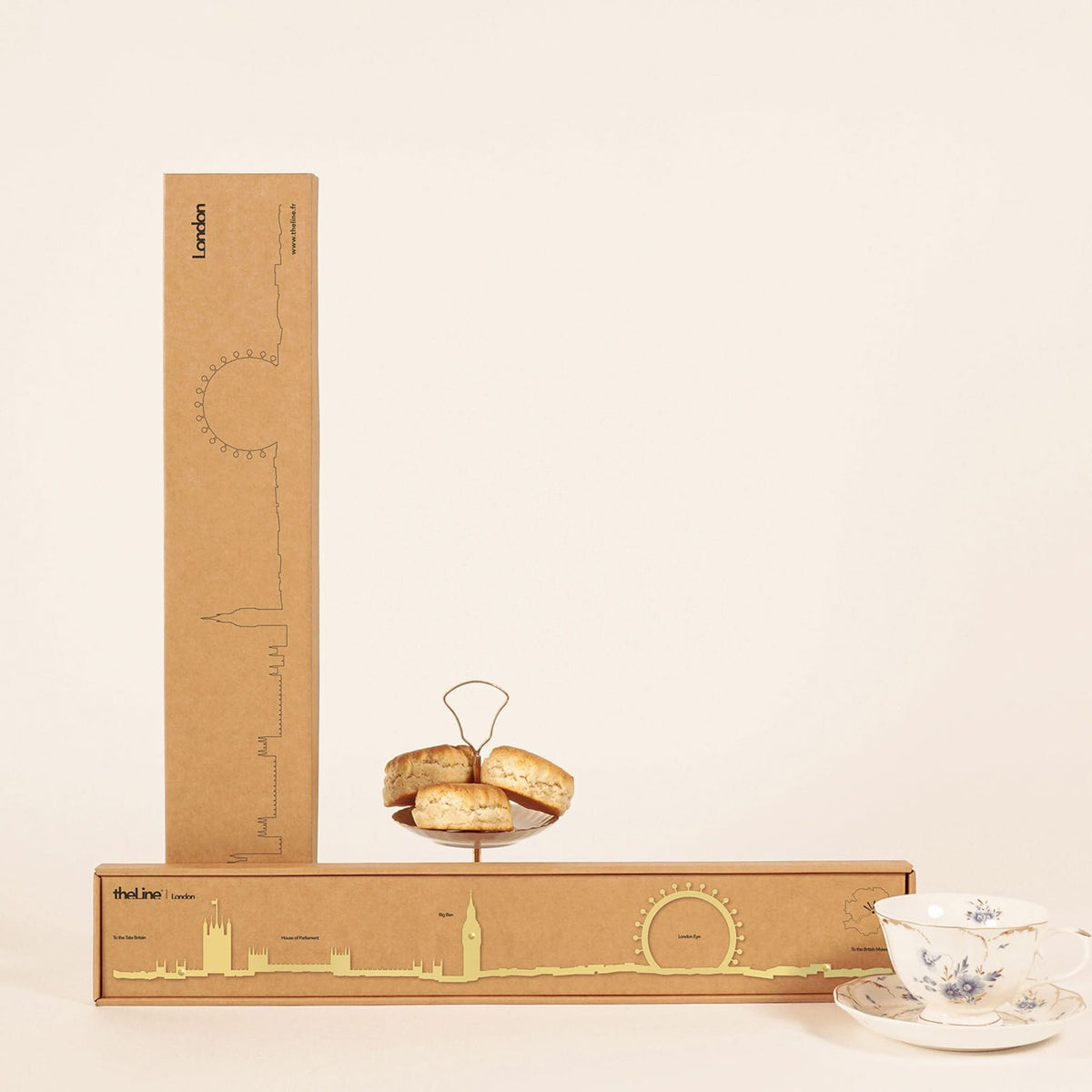 Golden 50 cm London Line art offers a stylish tribute to London’s architectural marvels like Big Ben and the Eye.