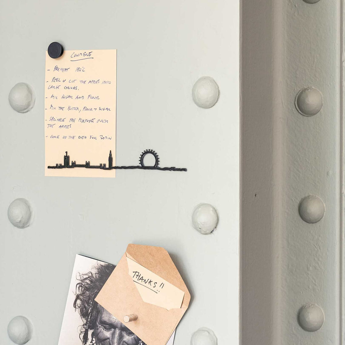 Minimalist 19 cm London Line art features the iconic skyline, perfect for adding a touch of urban sophistication.
