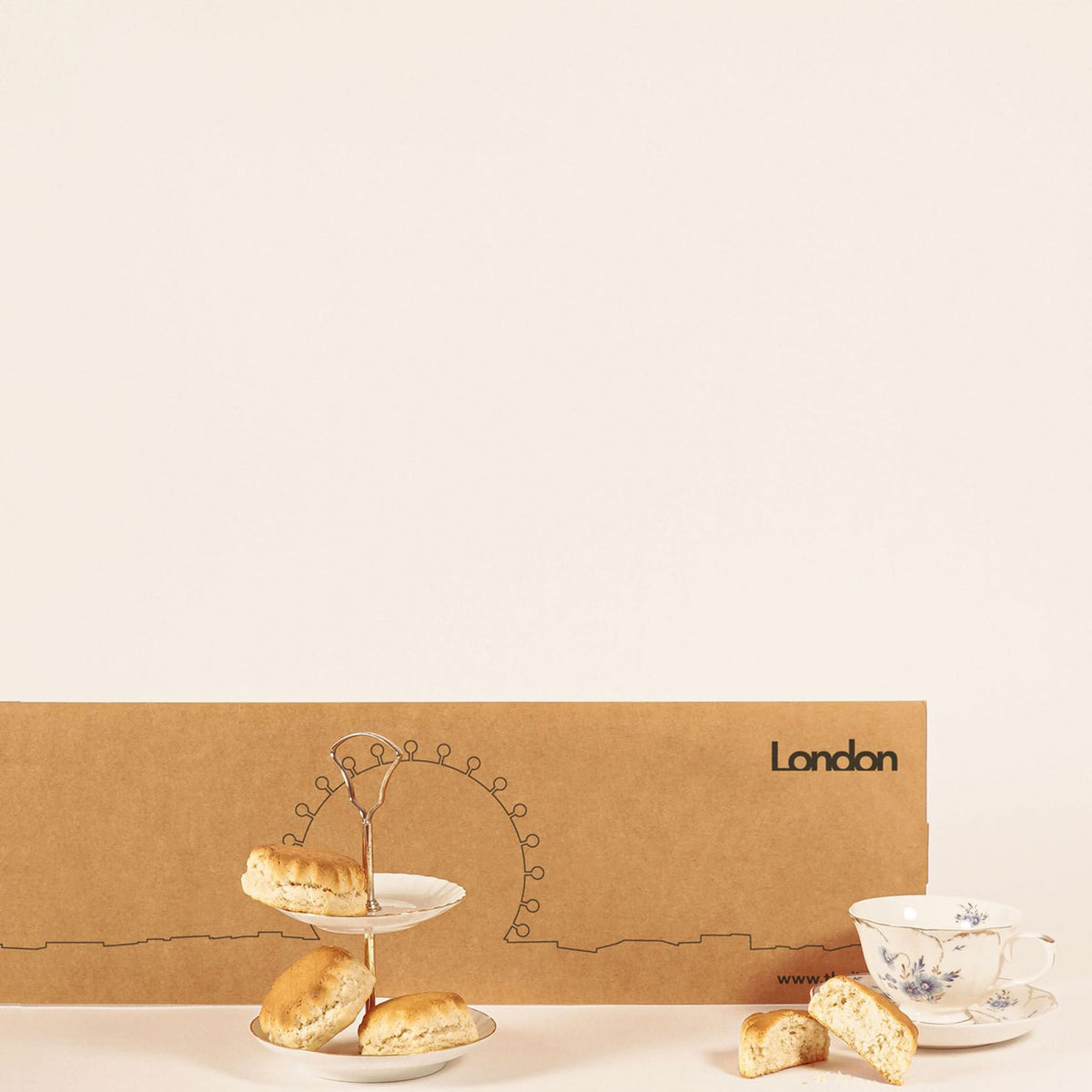 Elegant London Line captures the city&#39;s rich history with a 125 cm silhouette showcasing iconic landmarks.