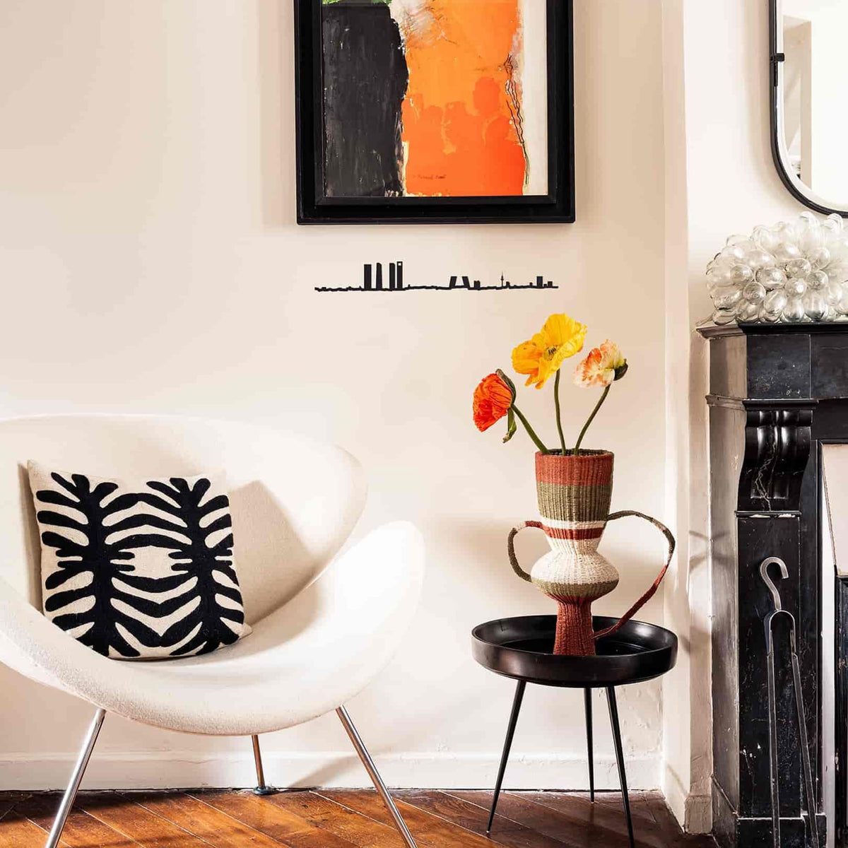 Stylish Madrid Line art silhouette highlights the vibrant spirit of Madrid&#39;s skyline, perfect as a gift or décor piece.