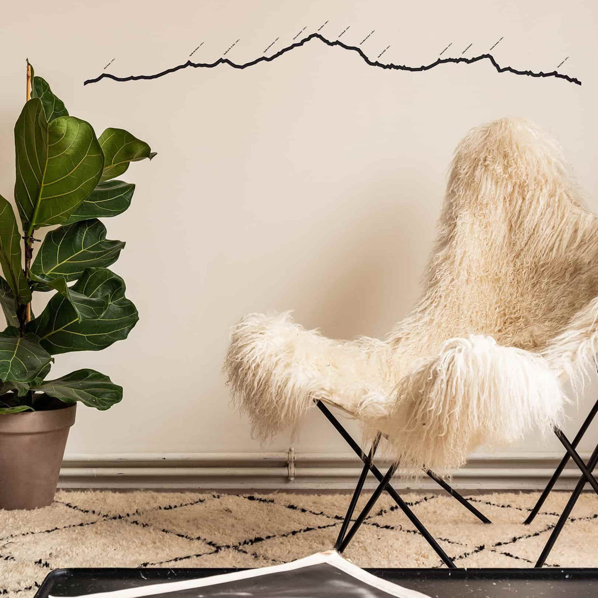 Elegant Mont Blanc Line highlights the massif&#39;s beauty, including Mont Maudit and Dent du Géant for décor lovers.