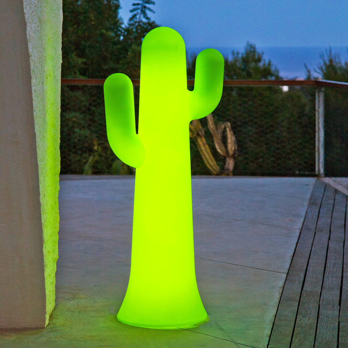 Outdoor lighting & planters