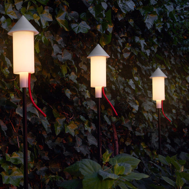 Effortlessly install Fatboy Prêt-A-Racket lights with sturdy floor pins for secure outdoor placement.