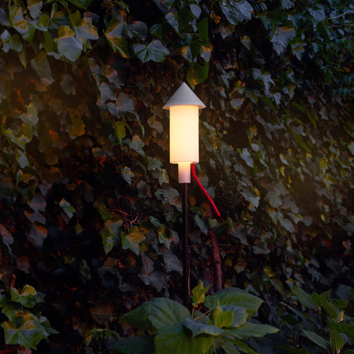 Fatboy Racket la Surprise solar lamp shaped like a rocket, perfect for stylish outdoor lighting in any season.