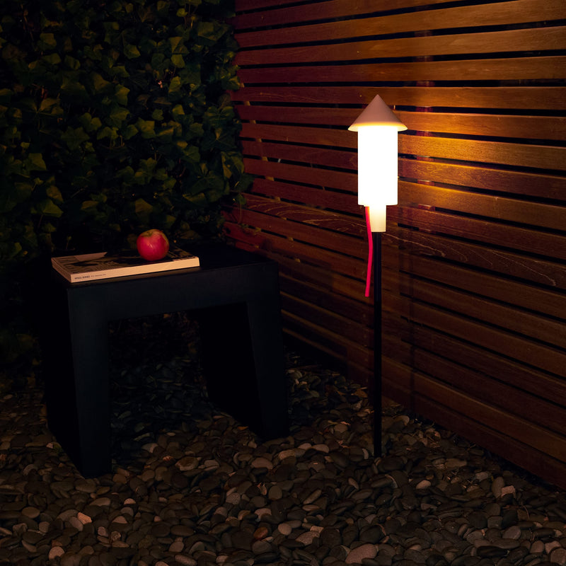 Weather-resistant Fatboy Racket la Surprise lamp with sharp floor pin for easy installation in soil or planters.