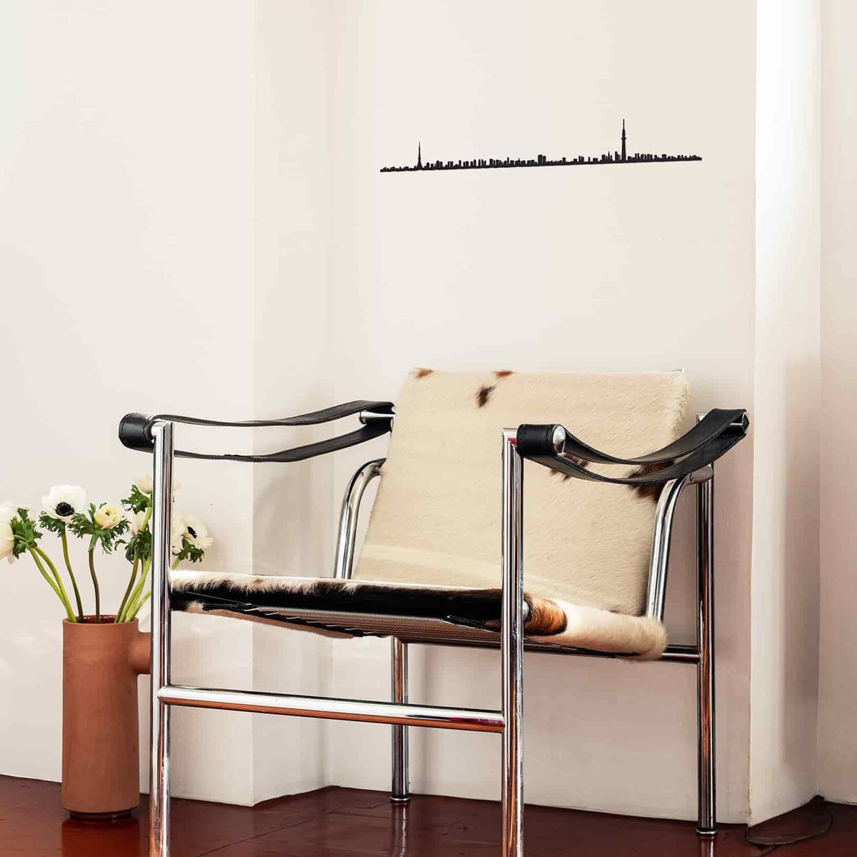 Minimalist Tokyo Line showcases Tokyo&#39;s skyline from its bay, blending modern architecture and traditional charm.
