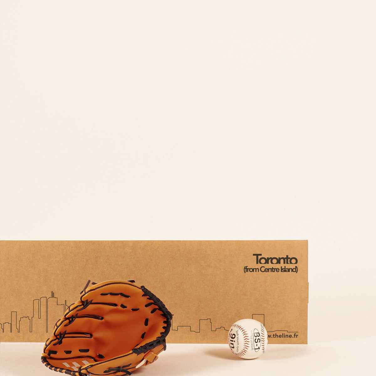 Celebrate Toronto’s landmarks with this skyline art featuring the CN Tower and Rogers Centre in 50 cm or 125 cm.