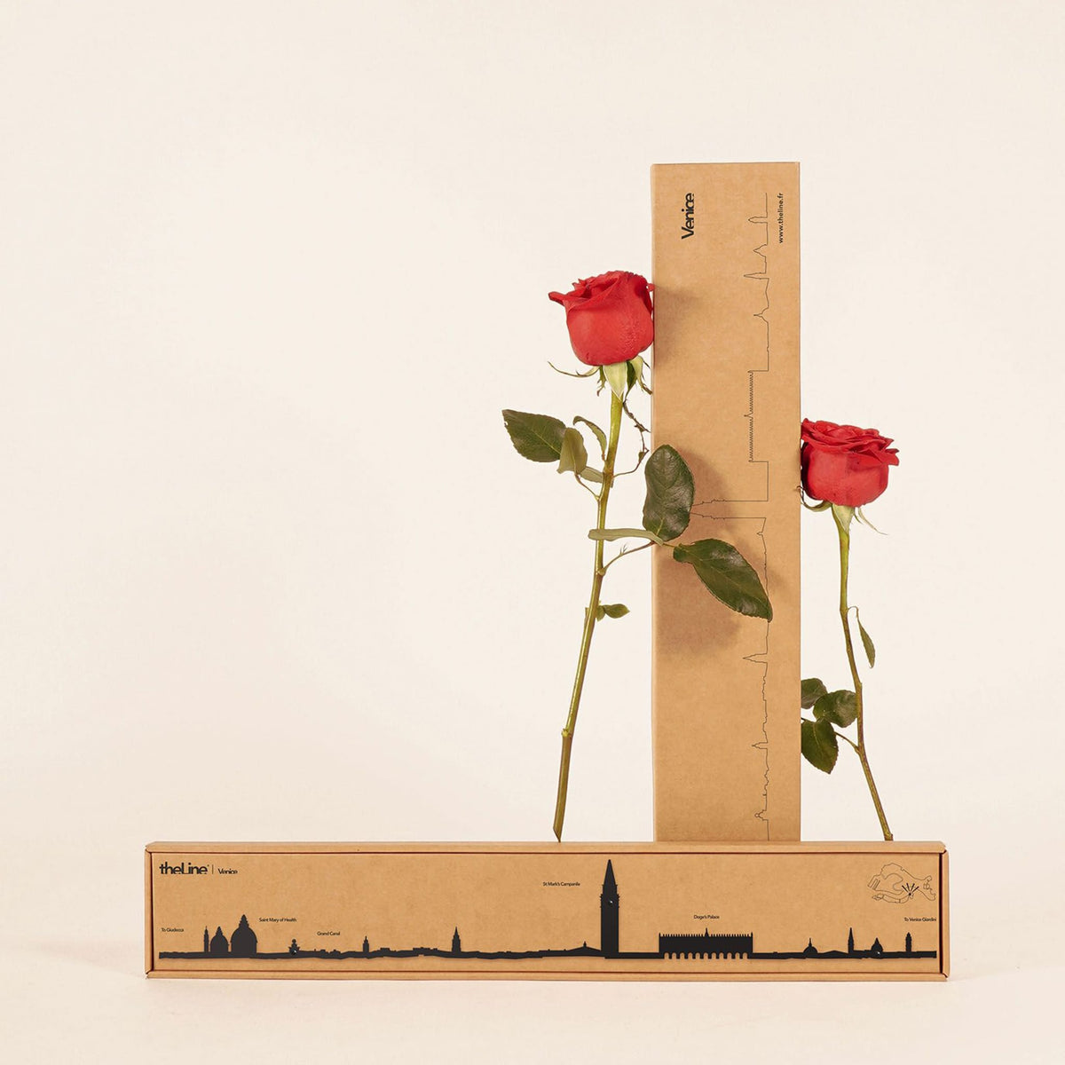 The Venice Line: 50 cm silhouette featuring landmarks like St. Mark&#39;s Square and Doge&#39;s Palace in sleek design.